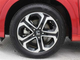 純正アルミホイールは精度が高く、走行の安定性が優れています。タイヤサイズ215/55R17