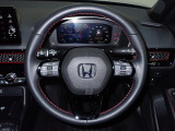 ハンドル左側にはオーディオ操作が出来るオーディオリモートコントロールスイッチ、右側にはHonda SENSINGとオートクルーズコントロールのスイッチを装備!