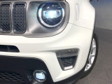 ●LEDヘッドライト:夜間走行時も良好な視界を確保し安心して運転できる高輝度LEDヘッドライトを装備!点灯速度が早く、消費電力も抑えられています。