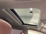 開放感たっぷりのサンルーフ付きです。車内が明るくなり、ドライブの気分も一段と高まります。