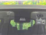 【三菱e-Assist】走行中に前方の車両等を認識し、衝突しそうな時は警報とブレーキで衝突回避と被害軽減をアシスト。より安全にドライブをお楽しみいただけます。