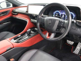 華やかなブラック&センシュアルレッドを運転席と助手席で左右非対称に配色。運転への高揚感をより高めるとともに個性とスポーティさを際立たせています。