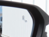 【ブラインドスポットモニター】後方を走る車を確認するための機能です。センサーによって周囲の車両を検知して、ドライバーに伝えてくれるものです。後方にある車両を検知することで、事故を防ぐ確率を高めます。