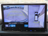 【マルチビューカメラシステム】フロントビューだけでなく、グラウンドビューも表示!自車を上空から見下ろしたような映像が表示されるので、駐車時などにドライバーの死角を減らすことができます。
