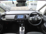 【インパネ周り】広々とした視界性の良い運転席です。ゆったりとした快適な乗り心地で運転できます。インテリアカラーはソフトグレー。質感高く居心地のよい空間に仕立てました。