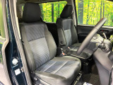 運転席シート廻りは使用感も少なく、良好な状態となっています。前オーナー様が丁寧に使っていたことがよくわかりますね。