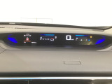デジタル表示のスピードメーターとタコメーターを大きく配した見やすいメーター部になっています。左側のインフォメーション画面でオドメーターや燃費などの情報を確認できます。