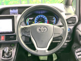 インテリアに合わせたデザインのステアリングは、運転される方のことも考え、運転しやすい形状、大きさです。是非一度、実際に触ってお確かめください。