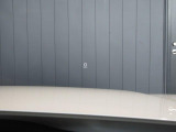 メーターフードの上部にはアクティブドライビングディスプレイを装備しています。前方より視線をはずすことなく、情報を確認することができるアイテムです。