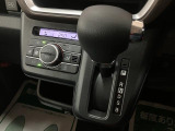 インパネにシフトレバーがあることで、車内空間の広さを確保♪シフト位置がハンドルに近いので操作性にも優れております!