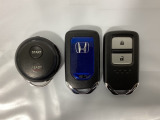 スマートキーを装備しています。鍵を差し込むことなくドアロックの開け閉めと、スタートボタン操作でのエンジンスタートができます。加えて、純正リモコンエンジンスターター用の操作キーもついています。