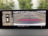 狭い場所での駐車やすれ違いなどでより的確な運転操作に役立つ360&deg;ビューモニターが装備されています。