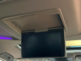 【12.8型フリップダウン】大画面モニターで後席でもエンタメをお楽しみいただけます。家族や友人とお出かけする機会が多い方に大人気です♪