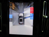 360&deg;ビューカメラ 車両の周囲に装備されている4個のカメラを使用して、車両を真上から見下ろしている画像を作成し、センターディスプレイに表示します。