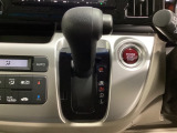 CVT車のセレクトレバーです。低速から高速まで、変速ショックのないスムーズな走りを実現するとともに、エンジン効率のよい領域を維持することで燃費にも貢献します。