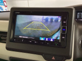リバースギアに入れるだけで後方の表示へ切り替わります。夜間や雨の日の駐車も楽になりますよ。
