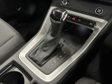 Audiのシフトレバーは、その車のトランスミッションに合わせて異なるデザインと機能を持っており、運転の楽しさと快適さを追求しています。