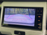 【バックカメラ】駐車時に後方がリアルタイム映像で確認できます。大型商業施設や立体駐車場での駐車時や、夜間のバック時に大活躍!運転スキルに関わらず、今や必須となった装備のひとつです!