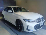 【BMWの伝統-1】BMWの特徴的な&ldquo;キドニーグリル&rdquo;は、80年以上続く伝統の形でございます。変わらないこだわりのデザインが、プレミアムブランド&ldquo;BMW&rdquo;を創り出します。