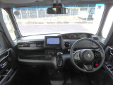 【インパネ周り】広々とした視界性の良い運転席です。ゆったりとした快適な乗り心地で運転できます。インテリアカラーは黒を基調とし、漆黒に映えるクロームメッキの輝きが上質さを演出しています。