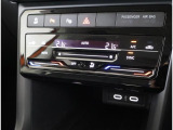 2ゾーンオートエアコン付きです!運転席側と助手席でそれぞれの温度調節が可能です!