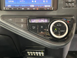 【オートエアコン】一度お好みの温度に設定すれば、車内の温度を検知し風量や温度を自動で調整。暑い&hellip;寒い&hellip;と何度もスイッチ操作をする必要はありません。快適な車内空間には必須の機能ですね♪