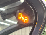 【ブラインドスポットモニター】走行中、ドアミラーの死角になりやすい箇所に後続車が接近するとサイドミラーのレンズに警告を表示!ドライバーに注意喚起をしてくれます。