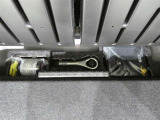 スペアタイヤレス車です。応急セットを搭載しております。