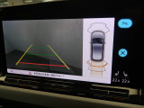 ギアをリバースに入れると車両後方の映像を映し出します。画面にはガイドラインが表示され、車庫入れや縦列駐車などの際に安全確認をサポートします。