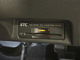 【ビルトインETC】車載器がビルトインで装備されています。有料道路の乗り降り時に停車することなくスマートに乗り入れが可能になったり、割引を受けることができる嬉しい装備です。