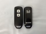 スマートキーを装備しています。鍵を差し込むことなくドアロックの開け閉めと、スタートボタン操作でのエンジンスタートができます。スペアキーも同じものを用意しております。