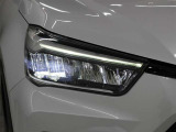 ハイビームで走行中、対向車を検知し操作することなく部分的に遮光する、ADB(アダプティブドライビングビーム)を装備。対向車に眩しい思いをさせることなく、ハイビームの視認性を確保します。
