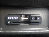 ETC付。高速道路の料金所はキャッシュレスで通過です。サービスエリア等にあるスマートインターの出入口も利用可能でとっても便利。ご納車後すぐにお使い頂けるようセットアップしてのお渡しとなります。
