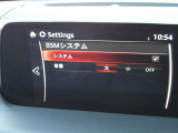 BSMは、車線変更時における運転者の後方確認を支援するシステムです。自車の後方から接近する車両を検知すると、接近表示灯(ミラーに設置)         と警報音で運転者に危険を知らせます。