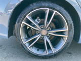 【純正ホイール】純正設計ならではの美しいデザインと精密な仕上げで、車両全体のスタイリングを引き立てます。