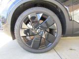 タイヤサイズ フロント:235/45R20 リア:255/40R20
