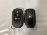 スマートキーを装備しています。鍵を差し込むことなくドアロックの開け閉めと、スタートボタン操作でのエンジンスタートができます。ボタン操作でトランクが開けられる電動テールゲートのボタンもついています。