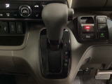 CVT車のセレクトレバーです。低速から高速まで、変速ショックのないスムーズな走りと、エンジン効率のよい領域を維持して燃費にも貢献します。サイドブレーキはスイッチ操作の電子制御パーキングブレーキです。
