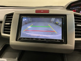 リバースギアに入れるだけで後方の表示へ切り替わります。夜間や雨の日の駐車も楽になりますよ。