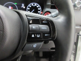 Hondaセンシングの機能のひとつ、アダプティブクルーズコントロール付!アクセルから足を離しても設定したスピードと前車との車間を保ち走行してくれます!車線維持もアシスト☆高速道路で疲労軽減ですね☆