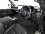 高級感のある美しいインテリアデザインの運転席です。