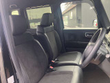 運転席まわりです。実際に座ってみて、乗り心地を体験してみてください,視界も良好です。