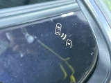【ブラインドスポットモニター】走行中、ドアミラーの死角になりやすい箇所に後続車が接近するとサイドミラーのレンズに警告を表示!ドライバーに注意喚起をしてくれます。