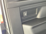 荷室には便利なアクセサリーソケットを装備。アウトドアや車中でのちょっとした電源確保に役立ち、使い勝手がぐっと広がります。