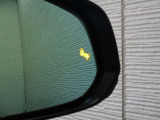 隣車線を走る車両をレーダーで検知し、ドアミラーでは確認しにくい後側方エリアに存在する車両に加え、急接近してくる車両も検知します。車両を検知するとドアミラーに搭載されたLEDインジケーターが点灯します。