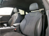 ひとたびシートに腰を沈めれば、ゆったりとした空間の広がりを感じさせてくれるAudiのキャビン