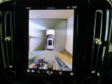 360&deg;カメラが駐車場での運転操作をサポートします。
