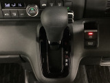 CVT車のセレクトレバーです。低速から高速まで、変速ショックのないスムーズな走りと、エンジン効率のよい領域を維持して燃費にも貢献します。サイドブレーキはスイッチ操作の電子制御パーキングブレーキです。