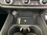 スマホや車載アクセサリーの電源確保に便利なアクセサリーソケットを装備。さらに、置くだけで充電できるワイヤレス充電器も備えており、ドライブ中の充電環境がとても快適です。