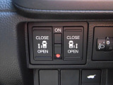 狭い駐車場や壁際でもドアをぶつける心配が少なく開けられる両側スライドドアです。両側共に電動で、開閉操作も楽々です!
